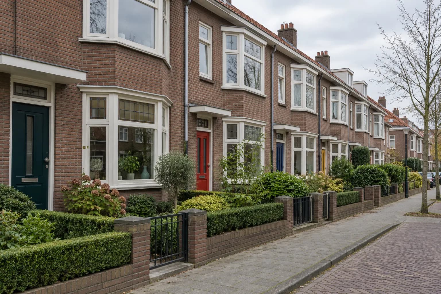 Woonwijk in Rijswijk met rijtjeshuizen en een flatgebouw, groene bomen en een rustige straat in daglicht